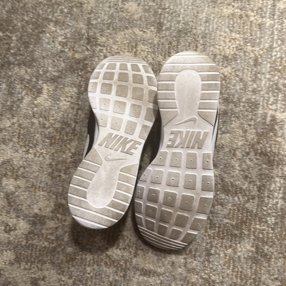 Nike - Picture 2 of 3